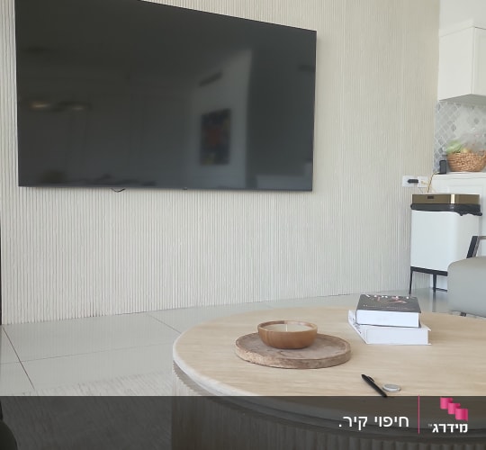 קיר מחופה עץ עם טלוויזיה תלויה